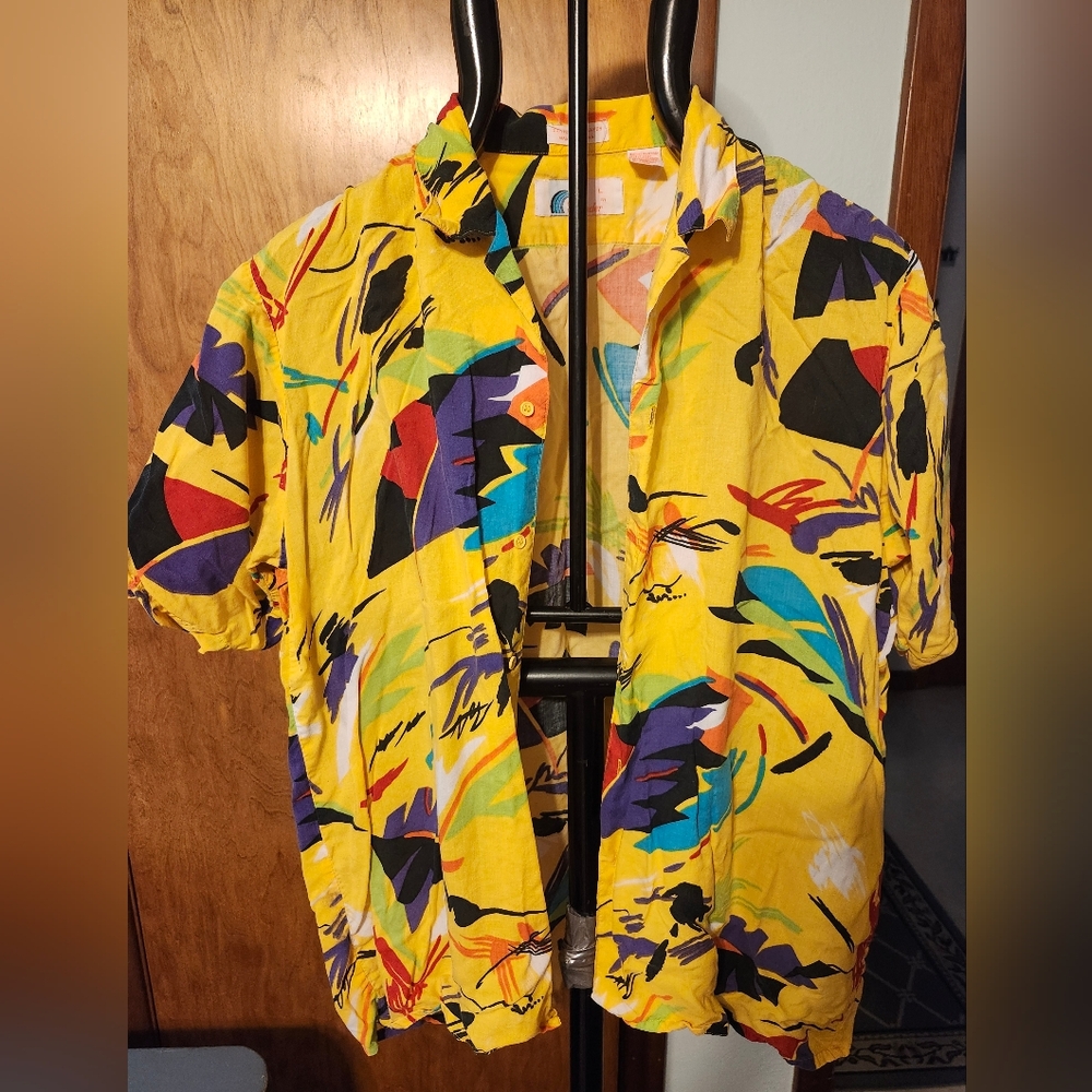 ISLANDER Short Sleeved Button Up Bright Light & Flowy Shirt Size L